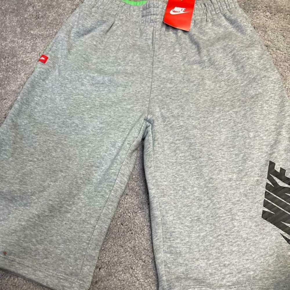 NIKE BOYS GRAY/ GREEN MESH BASKETBALL SHORTS 645320-063 SIZE : S